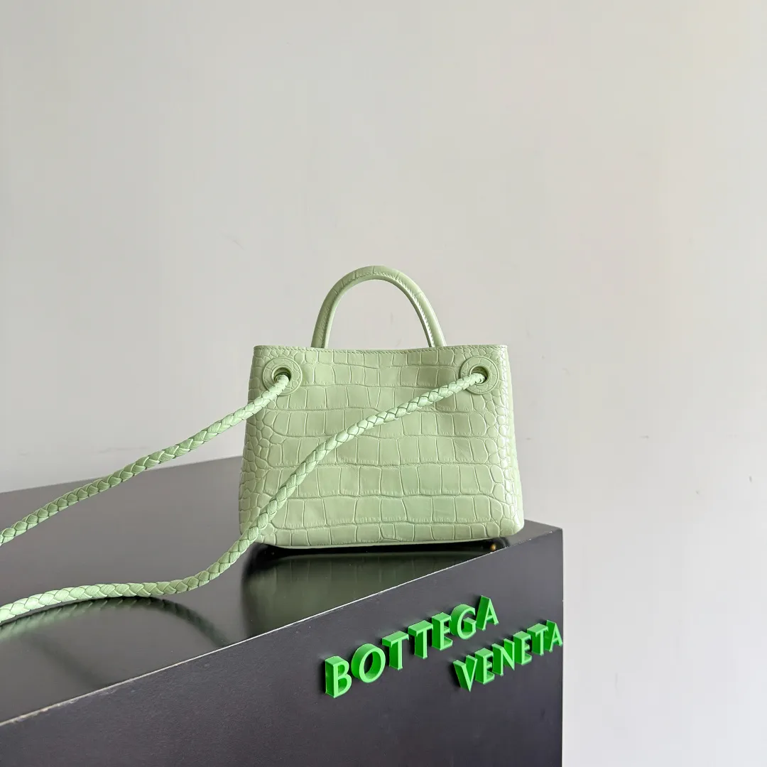 Batch 2880 BOTTEGA VENETA crocodile leather mini andiamo is paired with a four-piece oak hardware set, making the entire bag more layered. As a classic model of the BV family, each innovation brings different surprises to fans. There are three ways to carry it with different makeup. Crocodile skin is called the gold in leather and is famous for its top luxury and rarity. During use, the luster of the crocodile skin will not fade or fade with time. No matter how long it is used, it will still remain new. And because each crocodile skin is different, the effect of each crocodile leather bag is different. Style number: 777614+wood hardware Size: 22*15.5*9cm